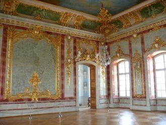 Роспись потолка выполнена живописцами ит