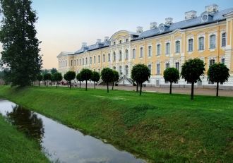 Территория Рундальского ансамбля занимае