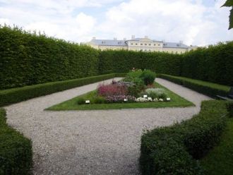 Сад состоит из отдельных секторов, разде