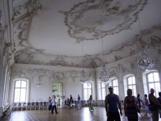 Белый зал – действительно белый, без как