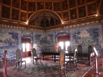 Внутреннее убранство дворца выглядит дов