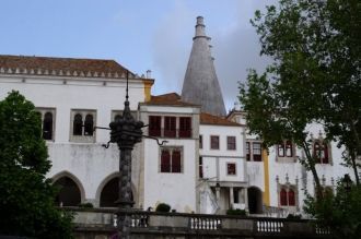 Разглядывая обстановку комнат и плутая в