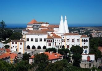 Внешний строгий готический вид обманчив 