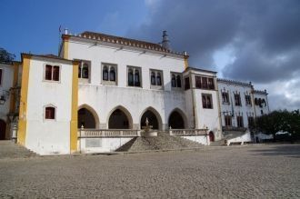 В 15—16 вв. дворец множество раз перестр