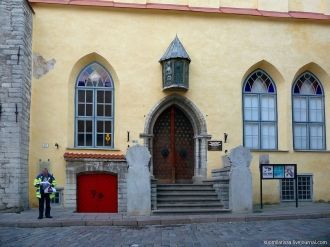 Оно построено в готическом стиле в 1406 