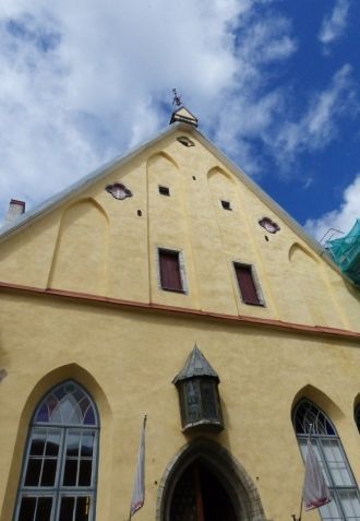 Над входом в здание висит пятигранный фо