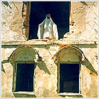 Святая Мария в проеме окна замка.