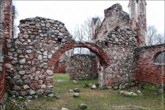 Исторические графские конюшни в развалин