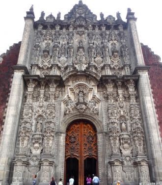На фасадах кафедрального собора в Мехико