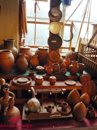 Кроме того, он коллекционировал изделия 