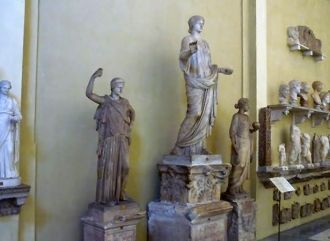 В нишах зала собраны классические произв