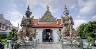 Стражи храма Рассвета (Ват Арун) в Бангк