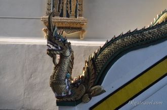 Вот какие змеи охраняют вход в храм.