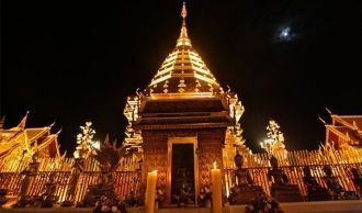 Храм Пхратхад Дой Сутхеп ночью.