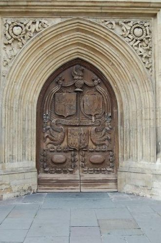 Необычные ворота в Батском Аббатстве.