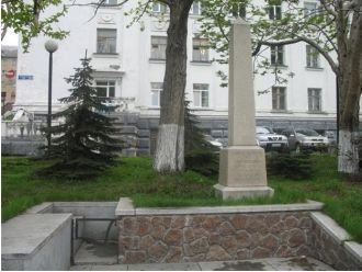 Памятник Чарльзу Кларку