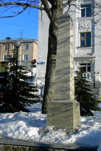 Памятник Чарльзу Кларку зимой в снегу.