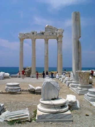 Как правило, агора была окружена галерея