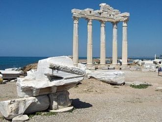 Агора в Сиде находится неподалеку от муз