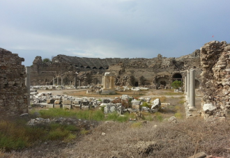 Возле её юго-восточной стены проходила д