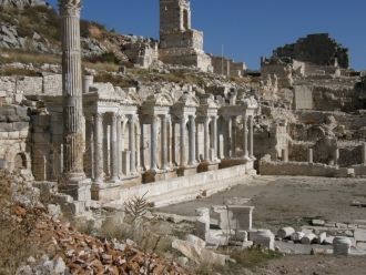 Она окружена со всех сторон гранитными к