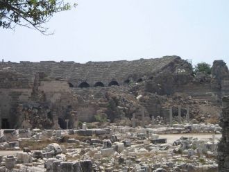 После архитрава наклонная крыша деревянн