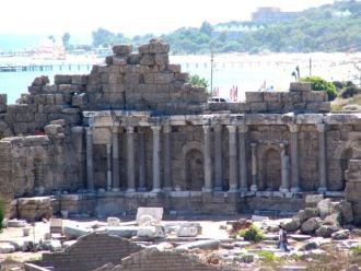 Вход в неё лежит через ворота, имеющие н