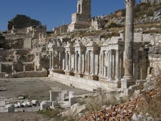 В агорах было расположено множество мага