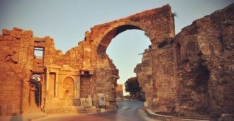 Арочные ворота на закате.