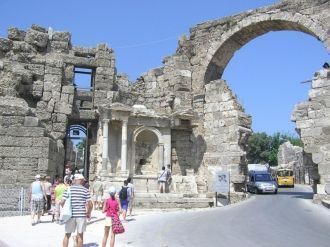 По бокам от ворот, на стенах находятся н