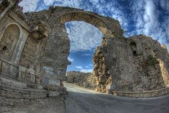 Главные врата города находятся между дву