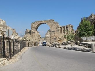 Если пройти в ворота, можно увидеть огро