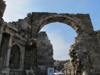 Через арочные ворота можно попасть во вн