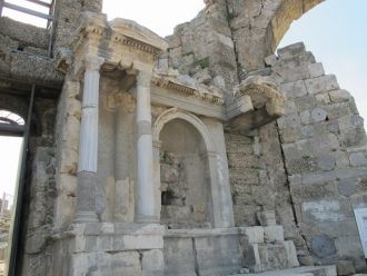 Стены античного театра, который находитс