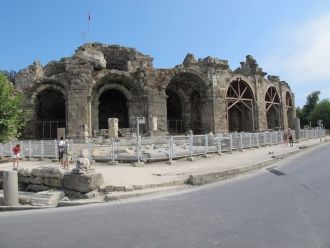 Сразу за воротами - античный театр.