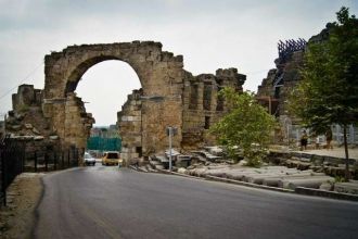 Арочные ворота Сиде