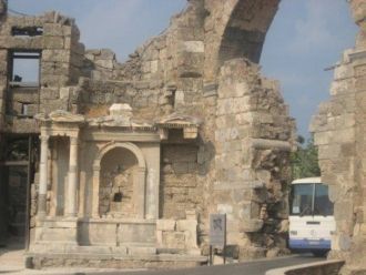 В старой части Сиде главной улицей счита