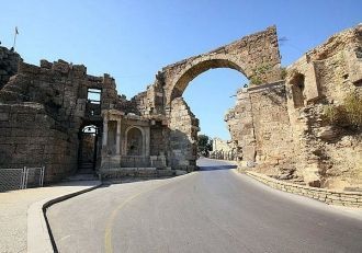 Главные ворота города Сиде.