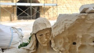 Полуразрушенная статуя.