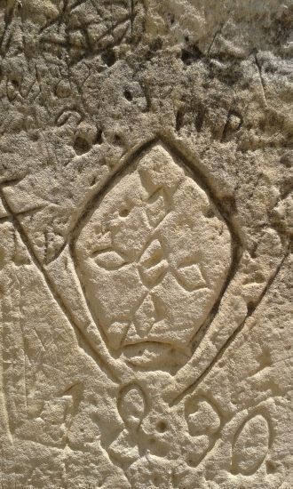 Древние надписи на одной из стен храма.