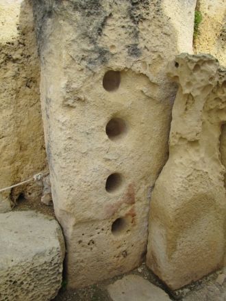 Впечатляют гигантские размеры мегалитов 