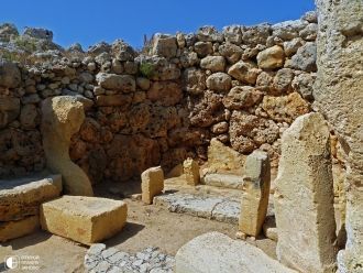 На входе установлен крупный каменный бло