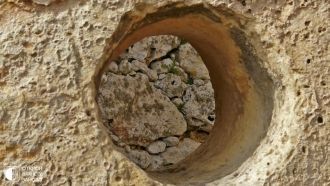 В храме имеются специальные отверстия, к