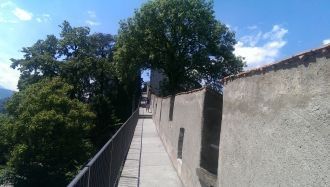 Подходя к стене, чувствуешь, как с кажды