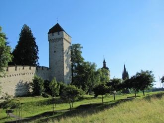 Крепостная стена насчитывает 9 башен: No