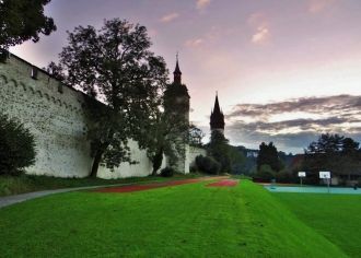Первые городские укрепления начали возво