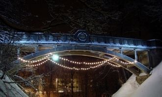 Чертов мост зимой, с гирляндами.