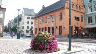 В 1990 году было закончено строительство