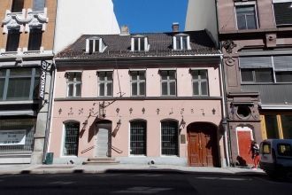 Дверь в стене интересная, без ручки и с 