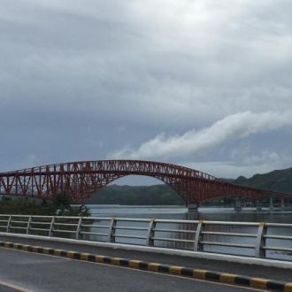 Всего мост состоит из 43 пролетов, а под